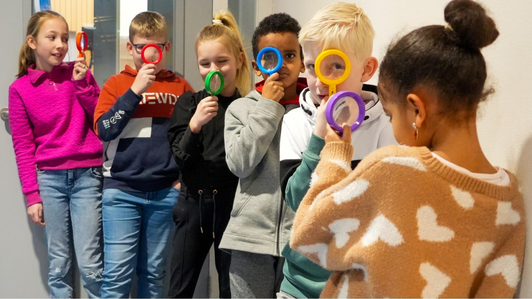 Kinderen van Christelijke Basisschool de Bolster in Balk houden vergrootglazen vast terwijl ze poseren voor de camera. Kinderen van Christelijke Basisschool de Bolster in Balk houden vergrootglazen vast terwijl ze poseren voor de camera.