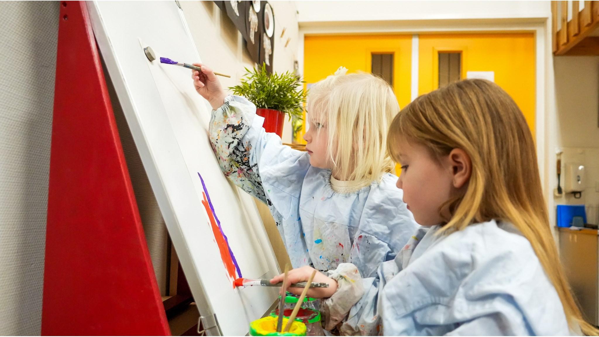 Kinderen van Christelijke Basisschool de Bolster in Balk zijn creatief aan het schilderen. Kinderen van Christelijke Basisschool de Bolster in Balk zijn creatief aan het schilderen.