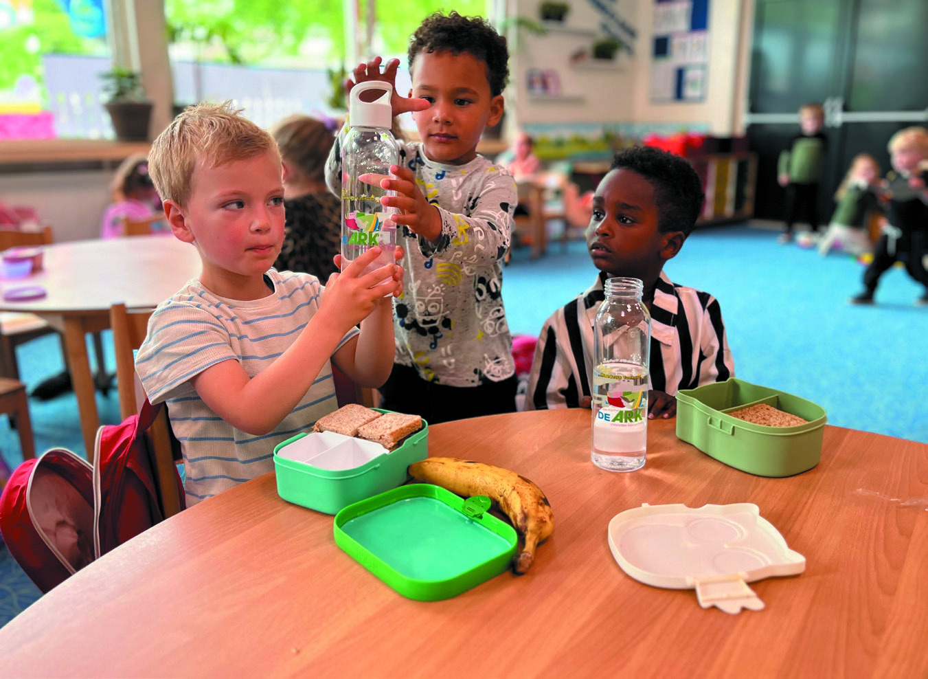 Kinderen van Christelijke Basisschool De Hoeksteen in Leersum genieten van hun lunch tijdens een activiteit in de klas. Kinderen van Christelijke Basisschool De Hoeksteen in Leersum genieten van hun lunch tijdens een activiteit in de klas.