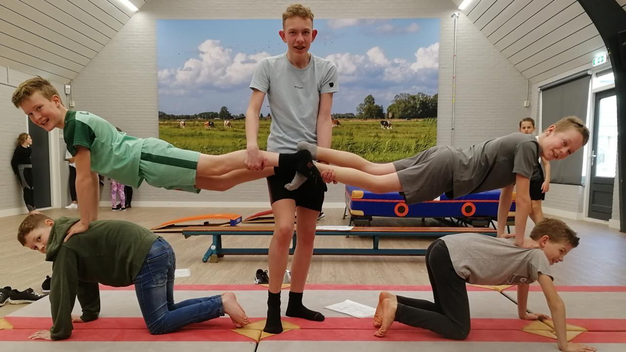 Kinderen van Christelijke Basisschool De Leiboom in Zaltbommel spelen samen in de gymzaal. Kinderen van Christelijke Basisschool De Leiboom in Zaltbommel spelen samen in de gymzaal.