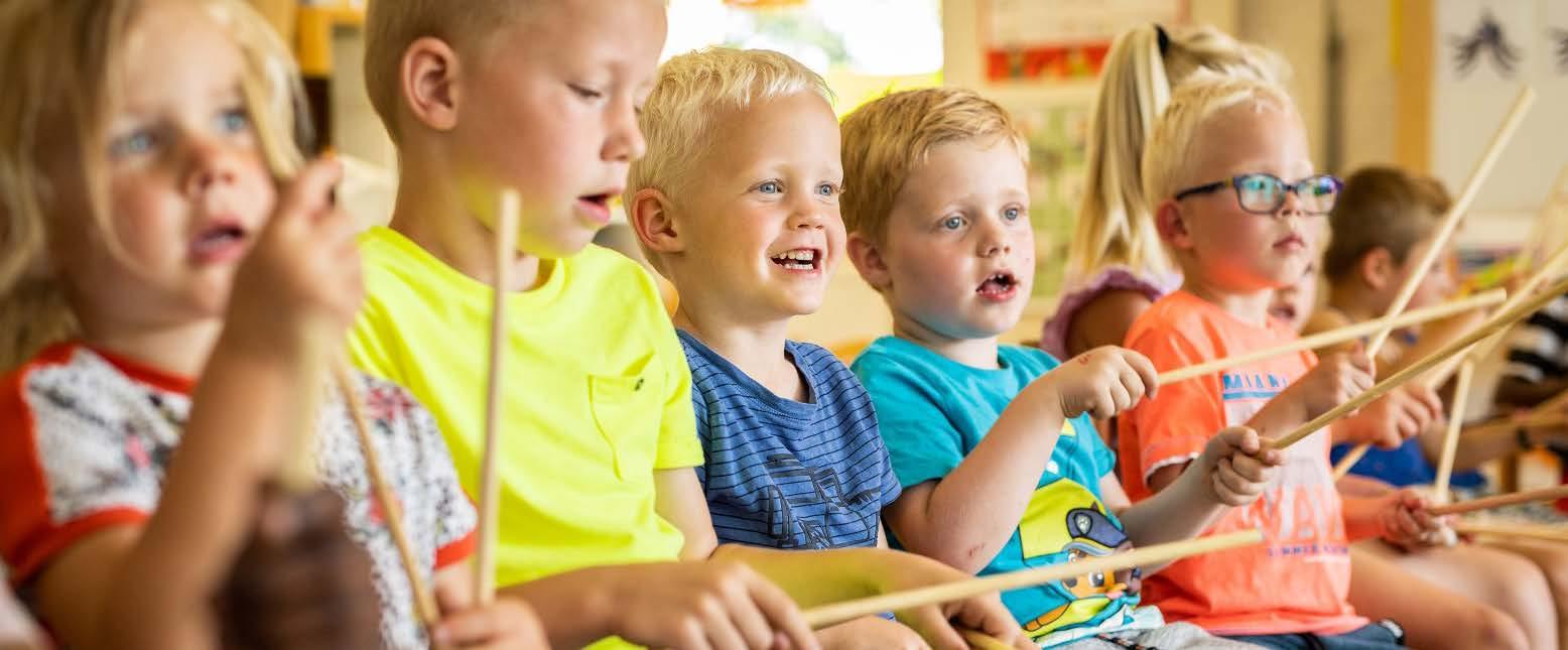 Kinderen van Christelijke Basisschool de Roerganger in Heerenveen spelen met muziekinstrumenten in de klas. Kinderen van Christelijke Basisschool de Roerganger in Heerenveen spelen met muziekinstrumenten in de klas.