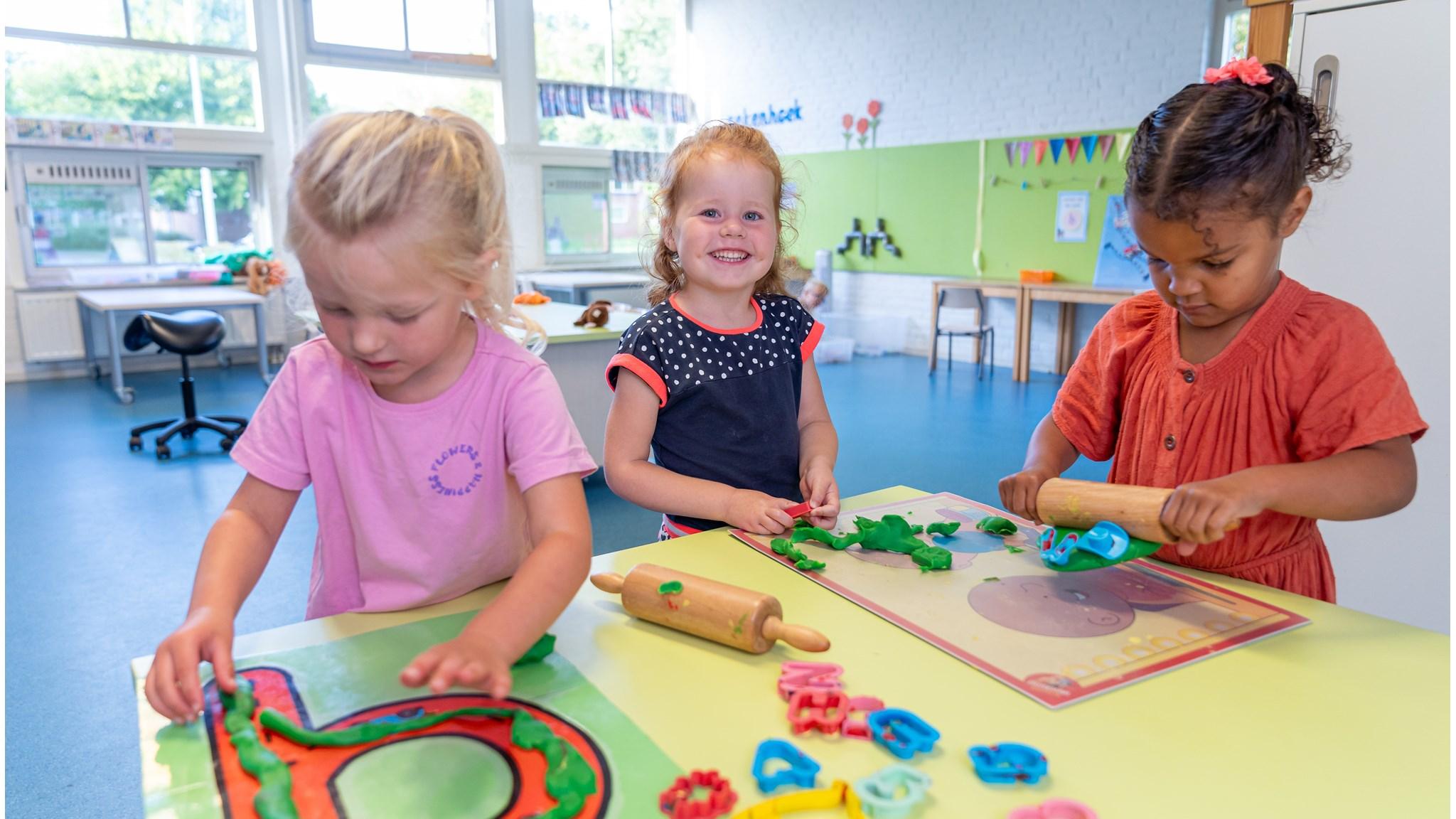 Kinderen van Christelijke Basisschool De Schakel in Dronten zijn creatief aan het spelen met klei in de klas. Kinderen van Christelijke Basisschool De Schakel in Dronten zijn creatief aan het spelen met klei in de klas.