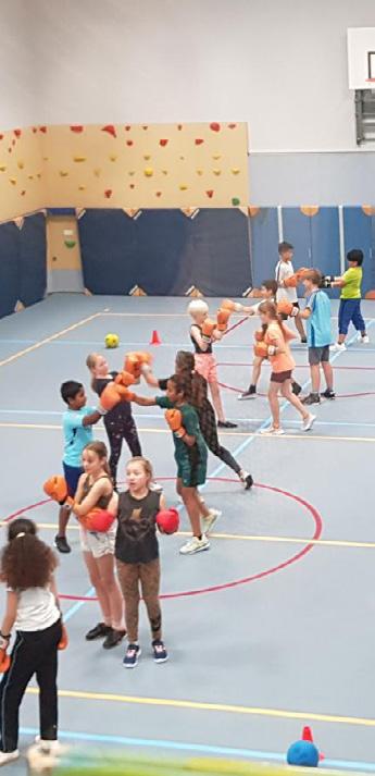 Kinderen van christelijke basisschool De Spiegel in Den Haag zijn bezig met een boksles in de gymzaal. Kinderen van christelijke basisschool De Spiegel in Den Haag zijn bezig met een boksles in de gymzaal.