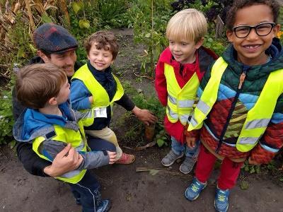 Kinderen van Dalton Kind Centrum De IJsbreker in Amsterdam werken samen in de tuin.