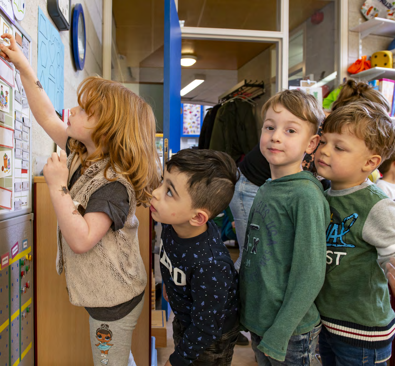Kinderen van Daltonschool De Westerkim in Zaandam verwonderen zich terwijl een meisje op de muur wijst. Kinderen van Daltonschool De Westerkim in Zaandam verwonderen zich terwijl een meisje op de muur wijst.