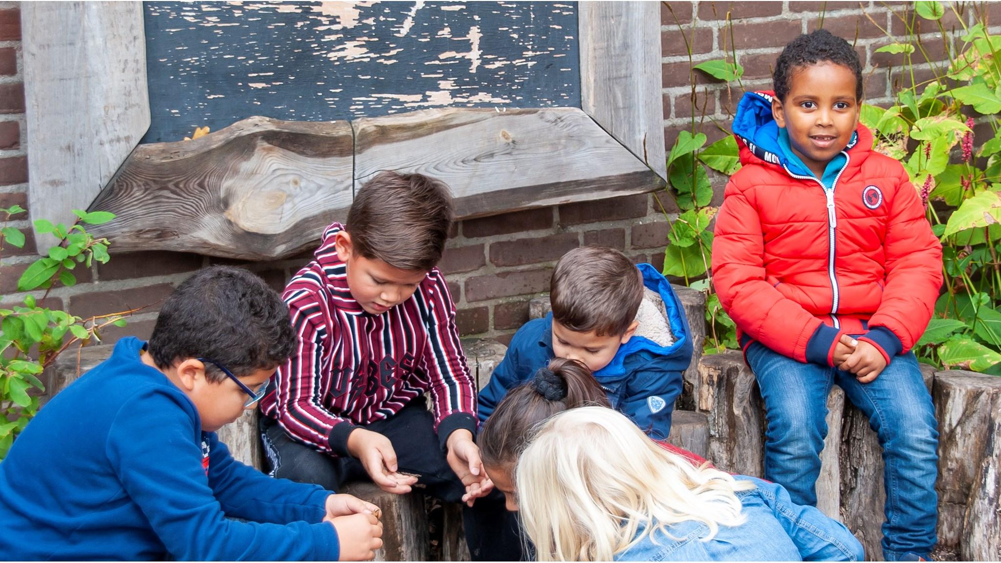 Kinderen van De Achtbaan in Eindhoven spelen en ontdekken samen op het schoolplein. Kinderen van De Achtbaan in Eindhoven spelen en ontdekken samen op het schoolplein.