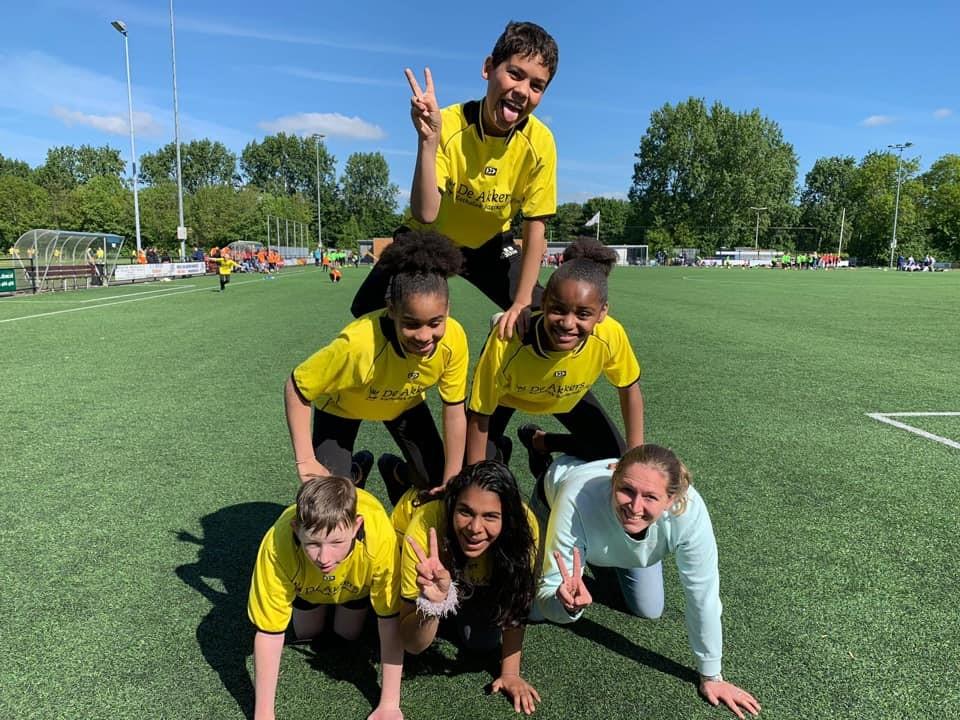 Kinderen van De Akkers in Spijkenisse maken een vreugdevolle groepsfoto op het schoolplein. Kinderen van De Akkers in Spijkenisse maken een vreugdevolle groepsfoto op het schoolplein.
