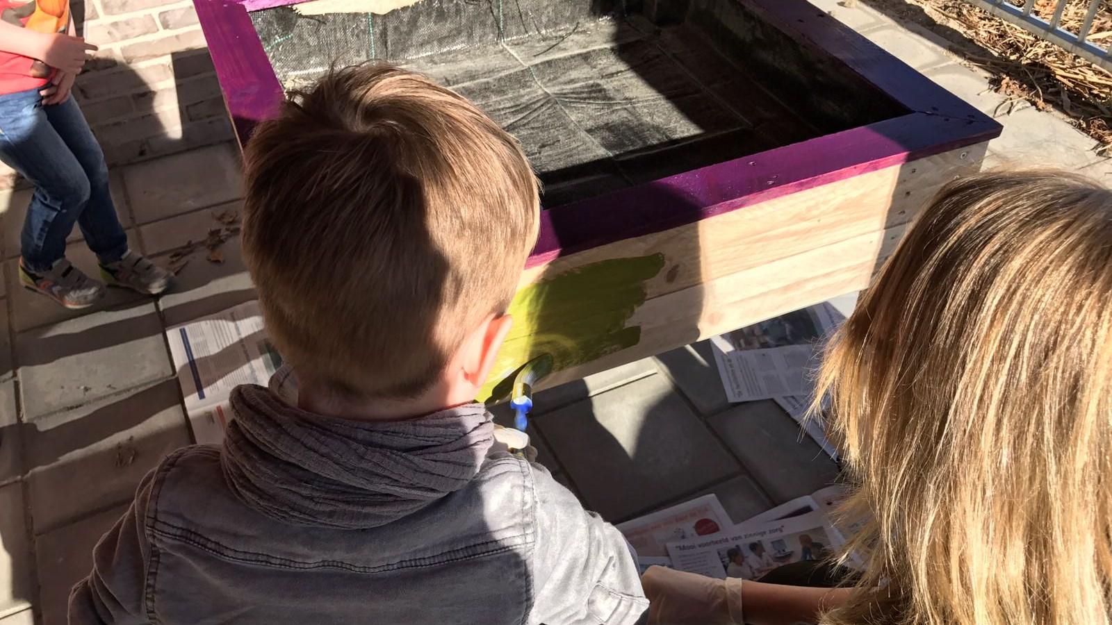 Kinderen van de Algemeen Bijzondere Basisschool Het Universum in Almere schilderen samen een planter op het schoolplein. Kinderen van de Algemeen Bijzondere Basisschool Het Universum in Almere schilderen samen een planter op het schoolplein.