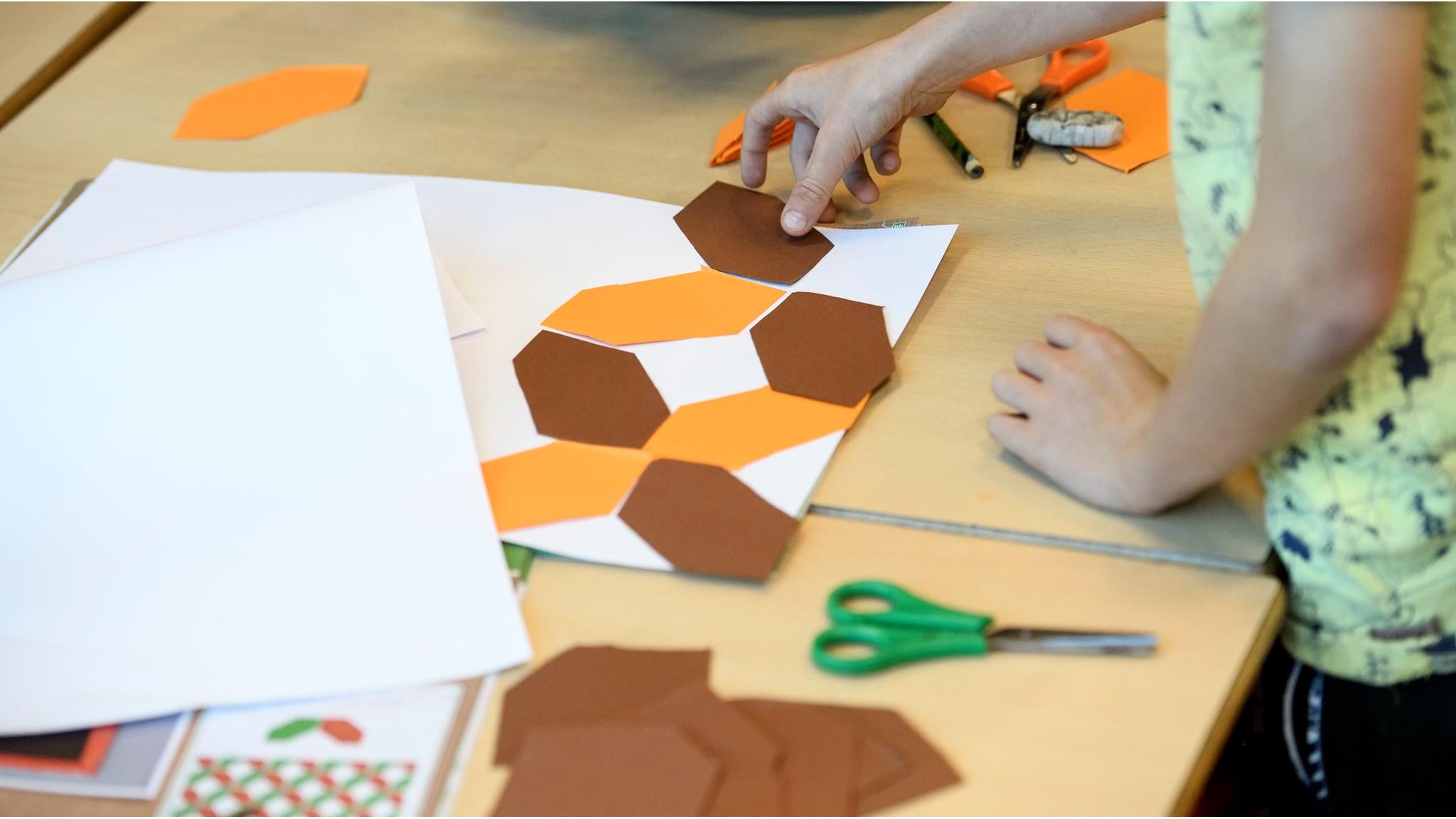 Kinderen van de BAVO-School in Ursem (Gem. Koggenland) werken creatief met kleurrijke papieren vormen op hun tafel. Kinderen van de BAVO-School in Ursem (Gem. Koggenland) werken creatief met kleurrijke papieren vormen op hun tafel.