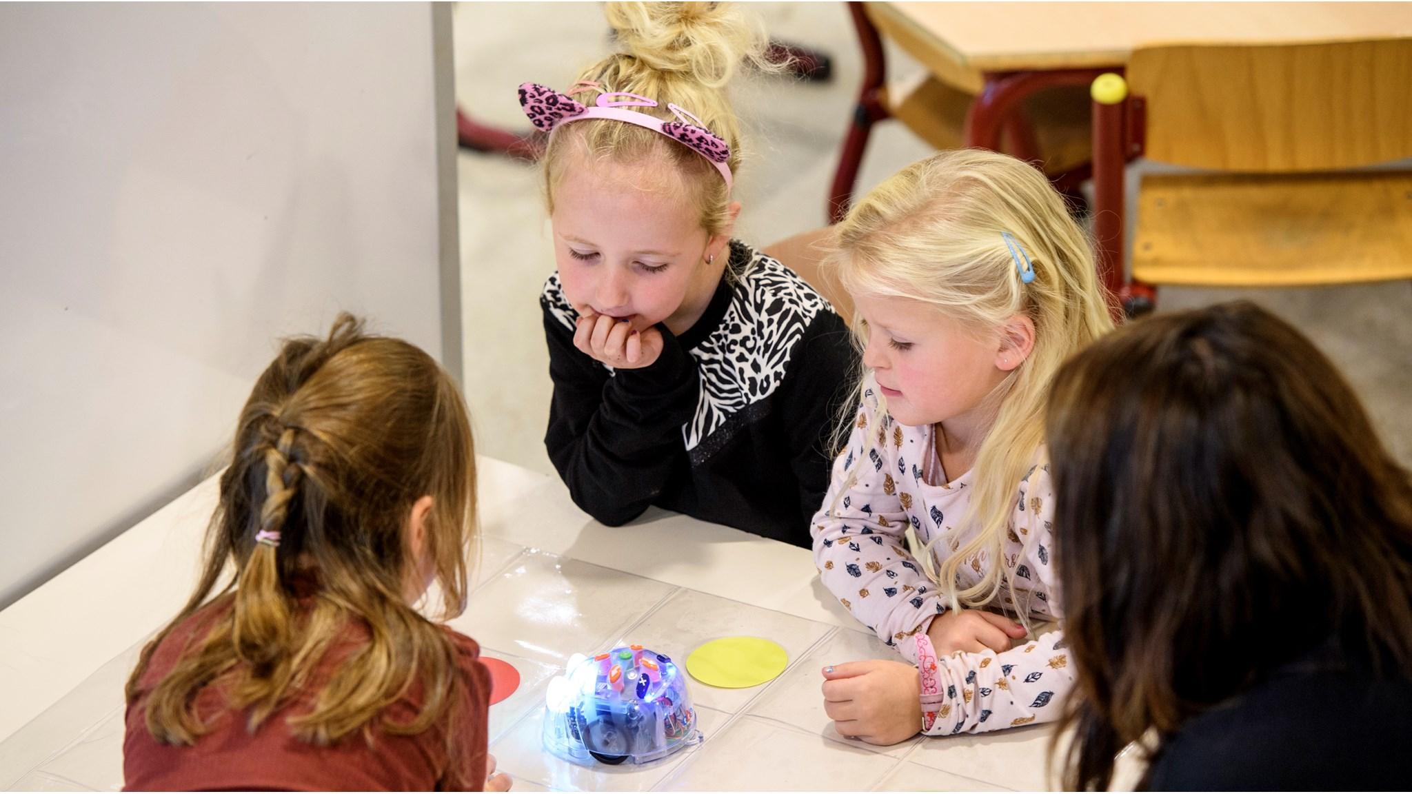 Kinderen van de BAVO-School in Ursem (Gem. Koggenland) zijn bezig met een educatieve activiteit rond een spelrobot. Kinderen van de BAVO-School in Ursem (Gem. Koggenland) zijn bezig met een educatieve activiteit rond een spelrobot.
