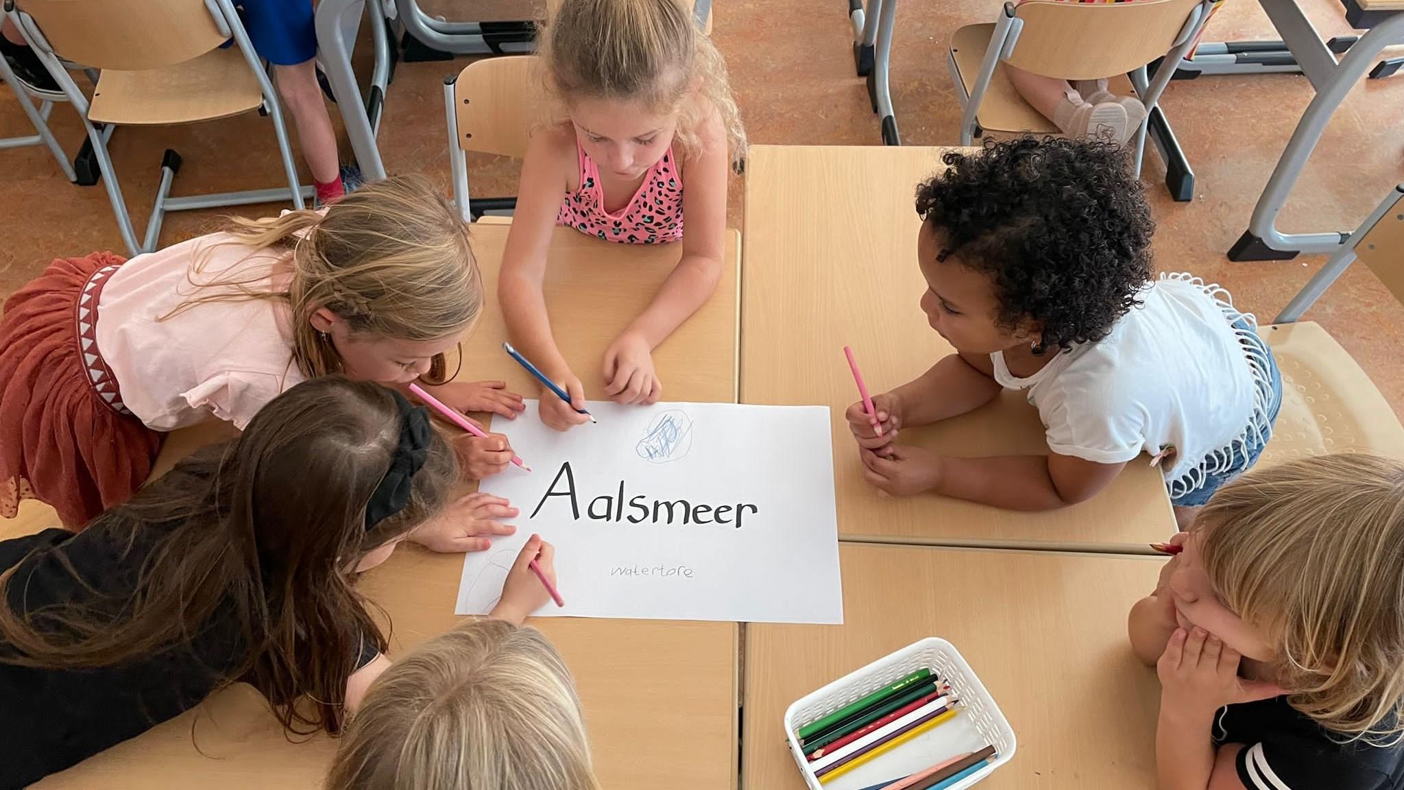Kinderen van De Brug in Aalsmeer werken samen aan een creatief project met kleurpotloden.