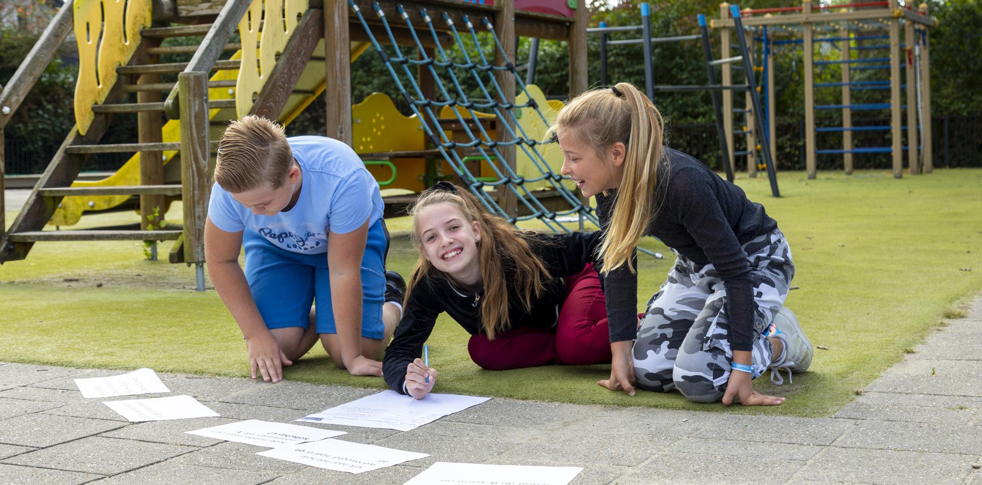Kinderen van De Brug in IJsselstein spelen en leren op het schoolplein.