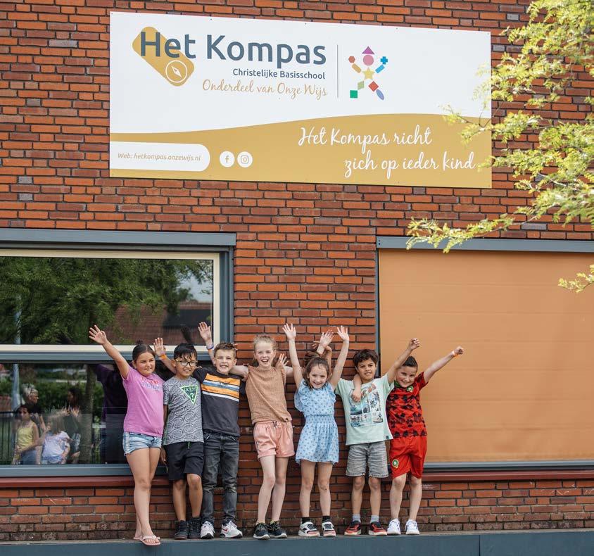 Kinderen van de Christelijke Basisschool in Oost-Souburg poseren vrolijk voor hun schoolgebouw. Kinderen van de Christelijke Basisschool in Oost-Souburg poseren vrolijk voor hun schoolgebouw.