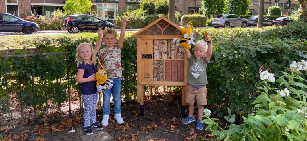 Kinderen van de Christelijke Nationale School De Bijenschans in Breukelen poseren blijdschap bij een insectenhotel op het schoolplein. Kinderen van de Christelijke Nationale School De Bijenschans in Breukelen poseren blijdschap bij een insectenhotel op het schoolplein.