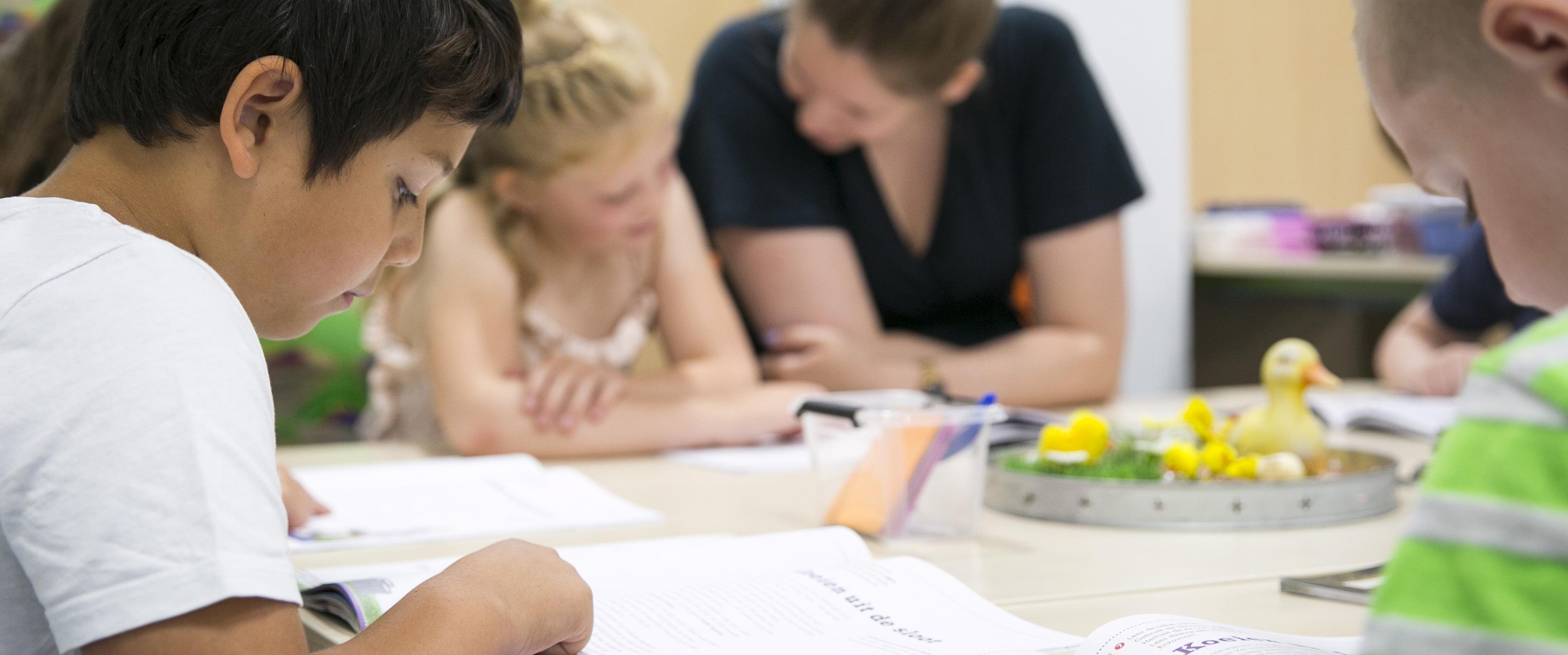 Kinderen van De Fontein Houten werken samen aan hun schoolopdrachten. Kinderen van De Fontein Houten werken samen aan hun schoolopdrachten.