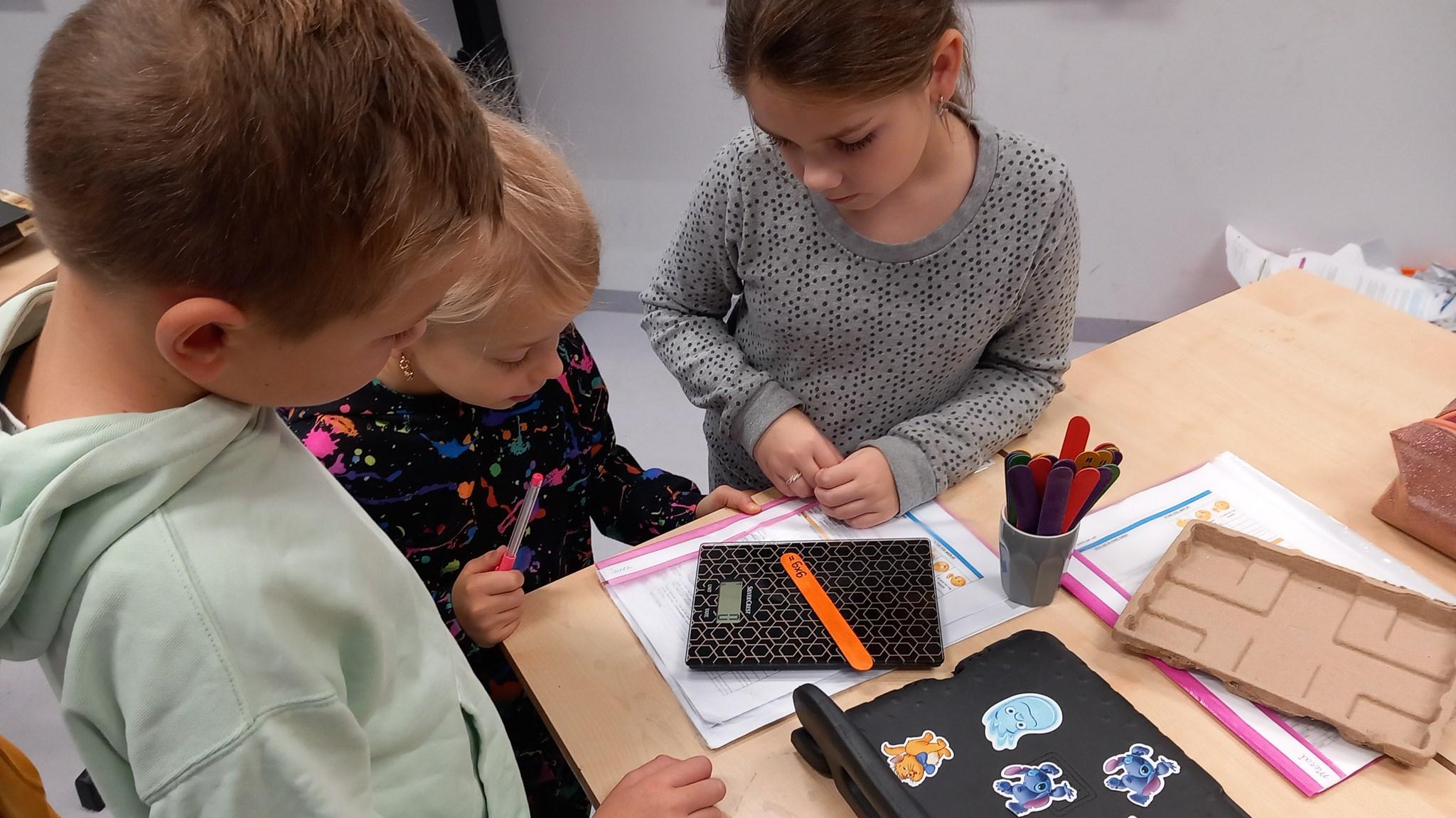 Kinderen van De Frije Fûgel in Bitgummole werken samen aan een educatieve activiteit. Kinderen van De Frije Fûgel in Bitgummole werken samen aan een educatieve activiteit.