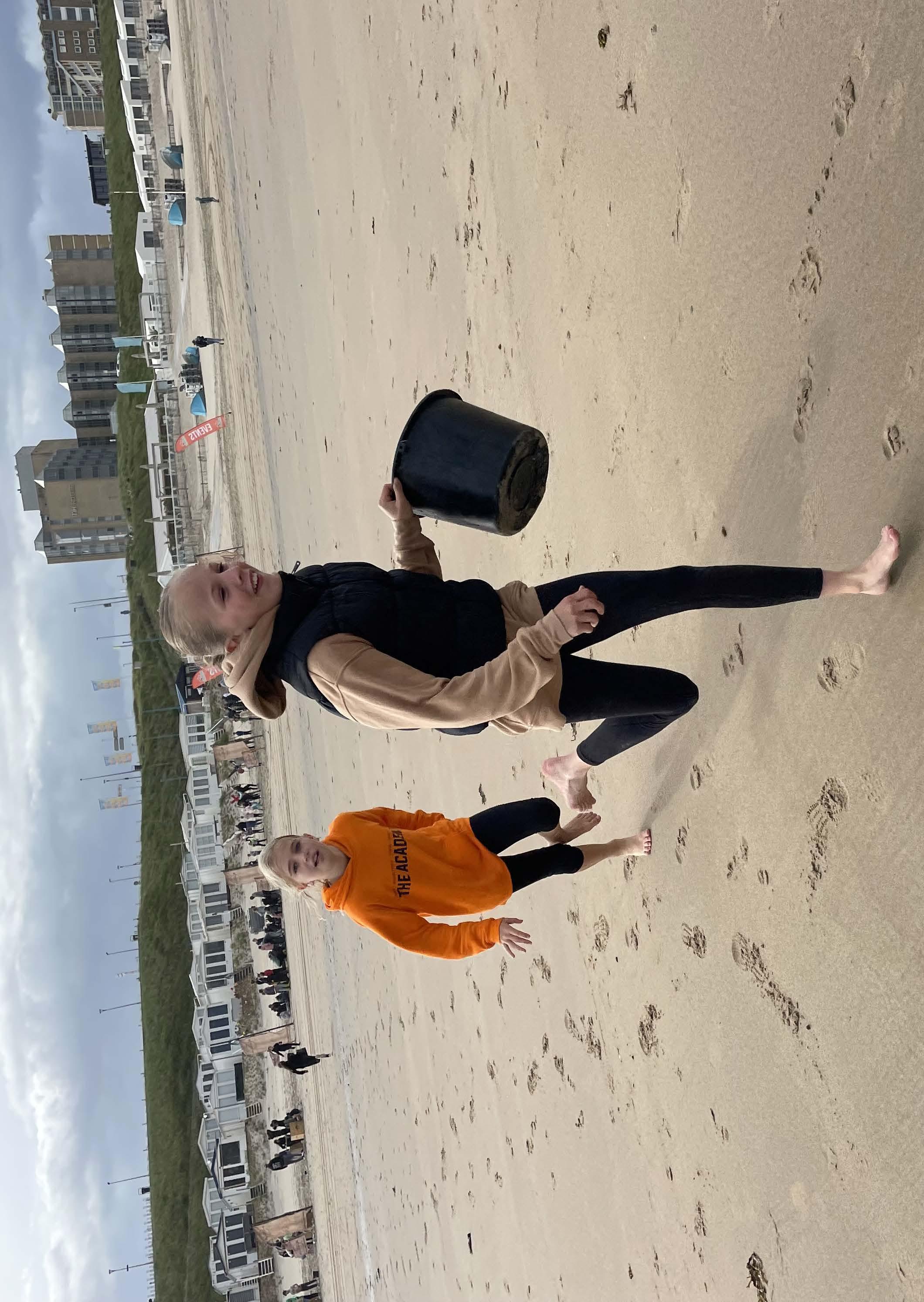 Kinderen van de Hannie Schaft Basisschool in Zandvoort genieten van een dagje aan het strand. Kinderen van de Hannie Schaft Basisschool in Zandvoort genieten van een dagje aan het strand.