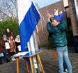 Kinderen van de JHR Willem Versluijsschool in Aagtekerke bij het hijsen van de vlag op het schoolplein. Kinderen van de JHR Willem Versluijsschool in Aagtekerke bij het hijsen van de vlag op het schoolplein.