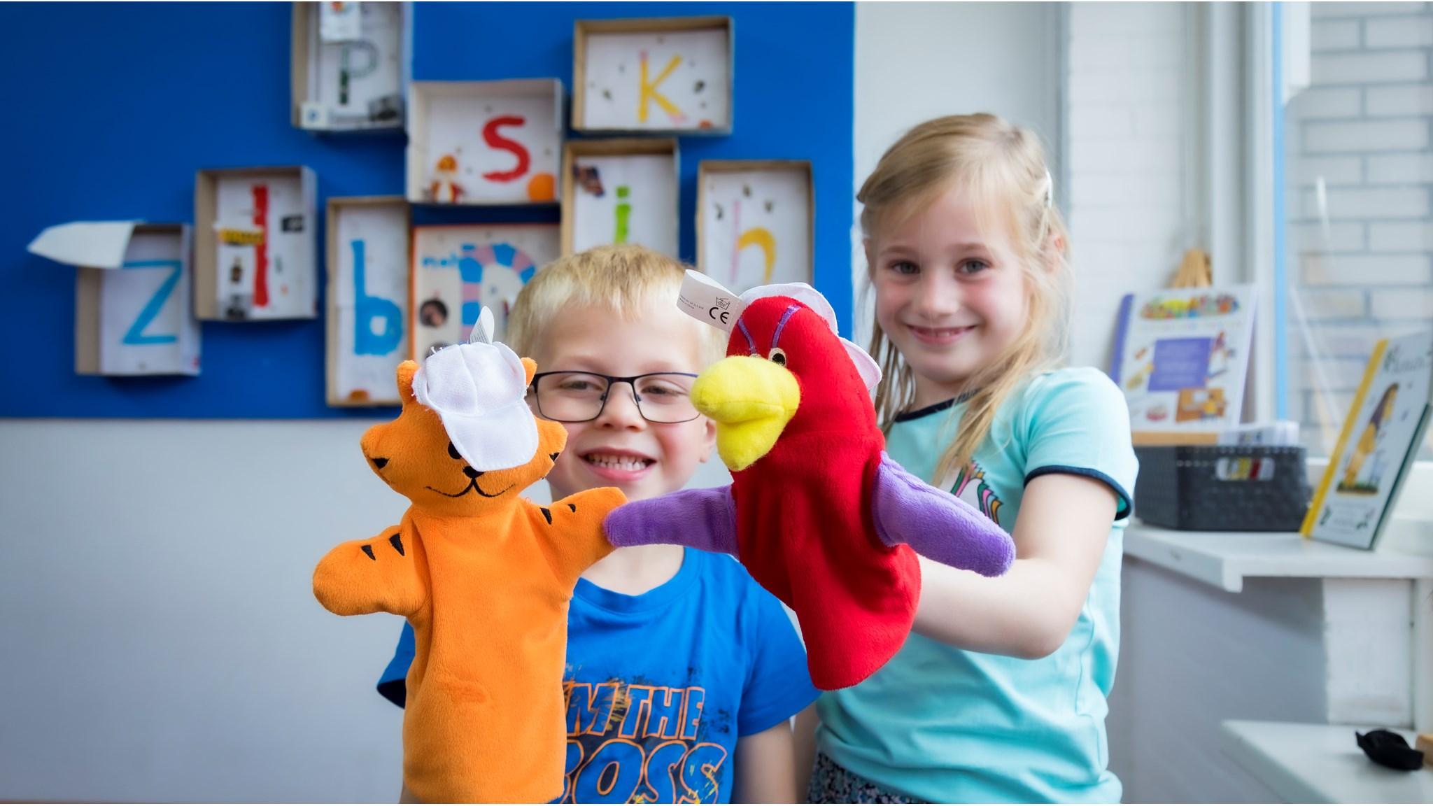 Kinderen van de Johan Frisoschool in Woerden spelen met handpoppen in het klaslokaal. Kinderen van de Johan Frisoschool in Woerden spelen met handpoppen in het klaslokaal.