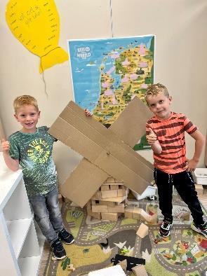 Kinderen van de Jozefschool voor Katholiek Basisonderwijs in Hoek van Holland spelen met kartonnen blokken op het schoolplein. Kinderen van de Jozefschool voor Katholiek Basisonderwijs in Hoek van Holland spelen met kartonnen blokken op het schoolplein.