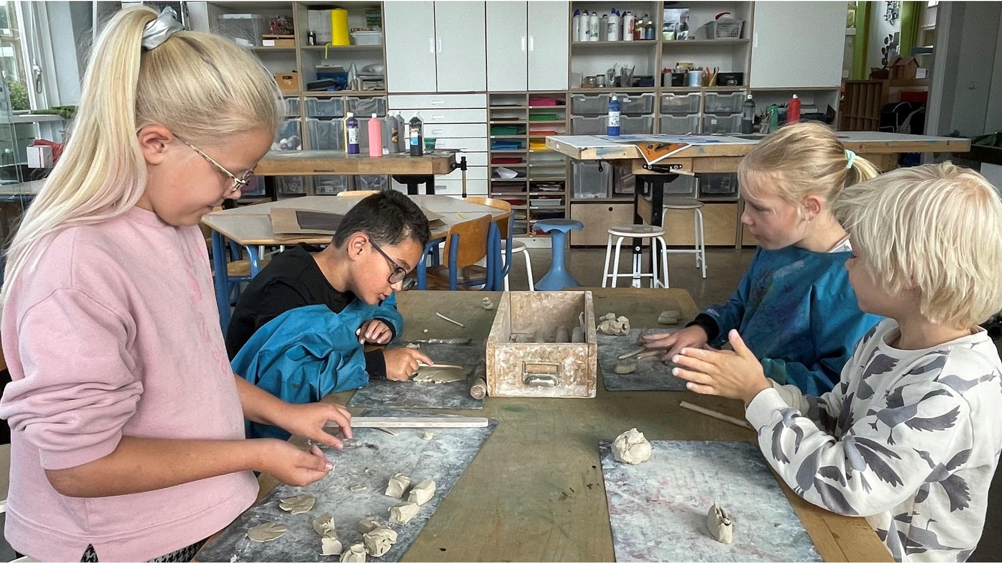 Kinderen van de Katholieke Basisschool De Bangert in Andijk zijn bezig met boetseren in de les. Kinderen van de Katholieke Basisschool De Bangert in Andijk zijn bezig met boetseren in de les.