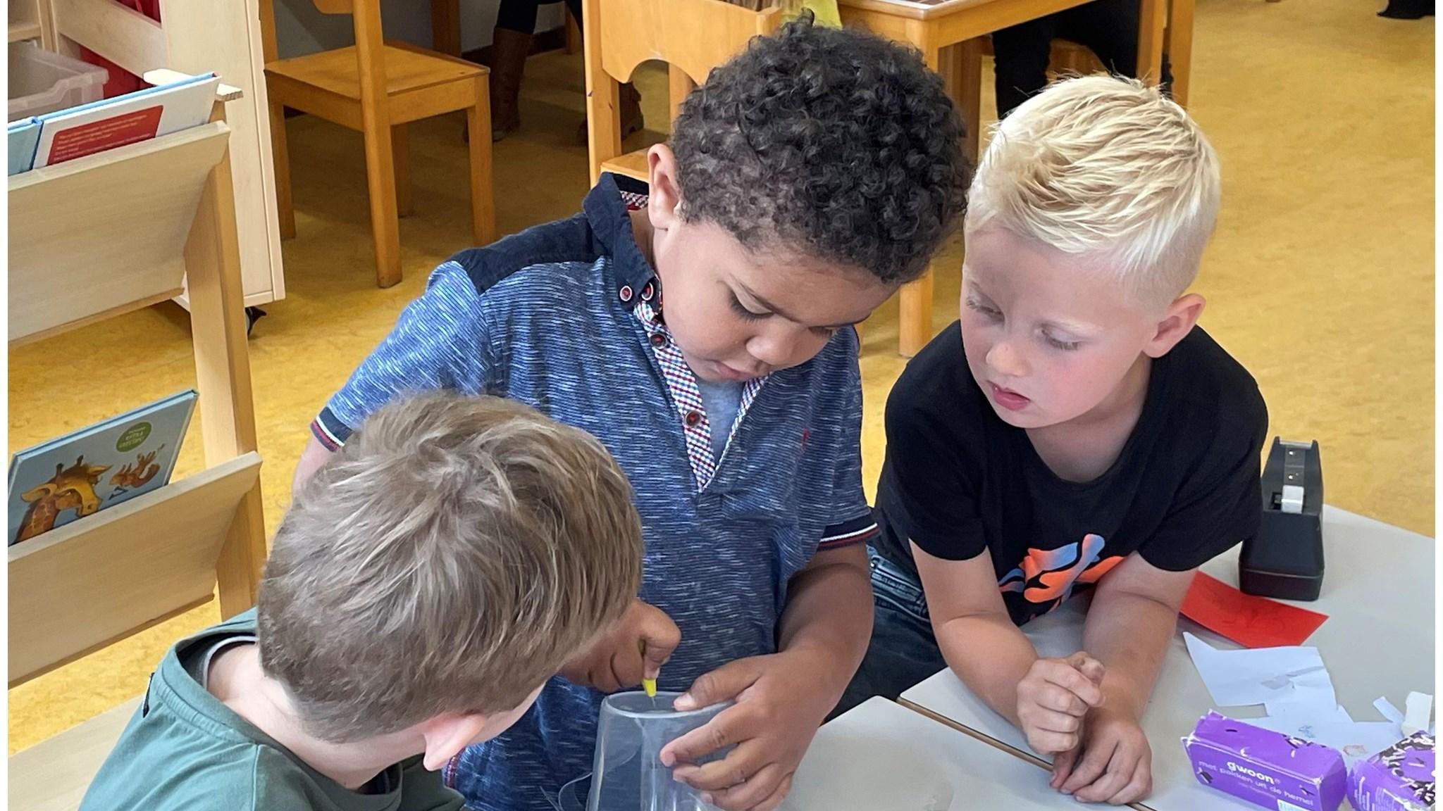 Kinderen van de Katholieke Basisschool De Bangert in Andijk zijn samen bezig met een creatief project. Kinderen van de Katholieke Basisschool De Bangert in Andijk zijn samen bezig met een creatief project.