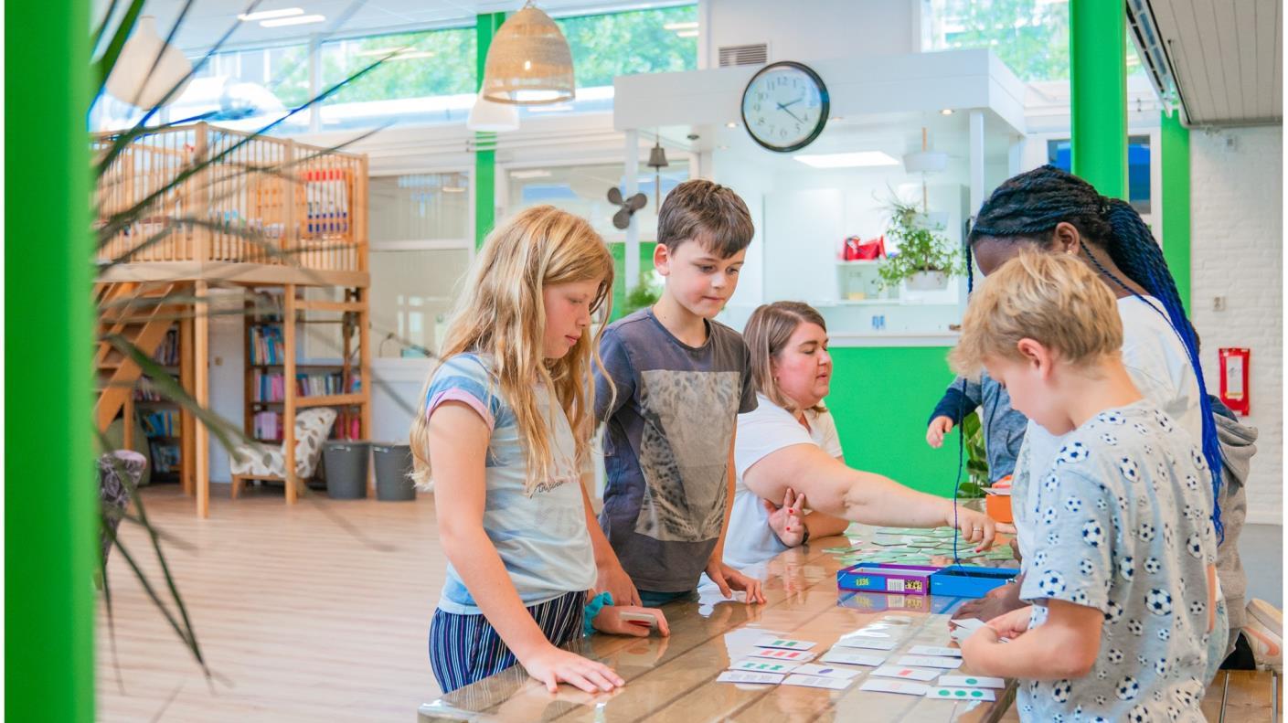 Kinderen van de Katholieke Basisschool Het Kofschip in Ouderkerk aan de Amstel oefenen met een educatief spel aan een tafel. Kinderen van de Katholieke Basisschool Het Kofschip in Ouderkerk aan de Amstel oefenen met een educatief spel aan een tafel.