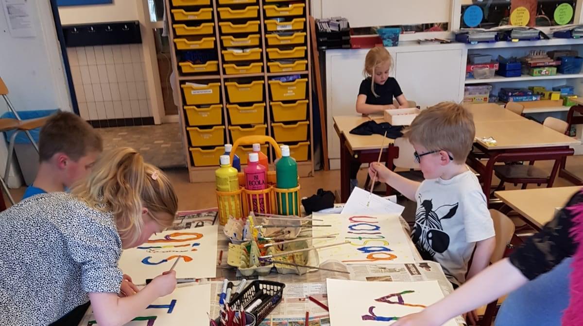 Kinderen van de Katholieke Basisschool St Michiel in Schalkwijk zijn bezig met kleurrijk schilderen in de klas. Kinderen van de Katholieke Basisschool St Michiel in Schalkwijk zijn bezig met kleurrijk schilderen in de klas.