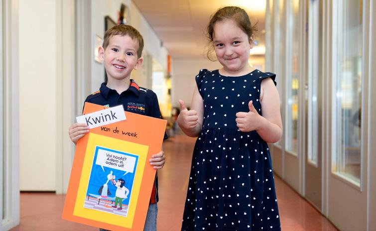Kinderen van De Kleine Keizer in Den Haag poseren trots met een 'Kwink van de week' certificaat. Kinderen van De Kleine Keizer in Den Haag poseren trots met een 'Kwink van de week' certificaat.