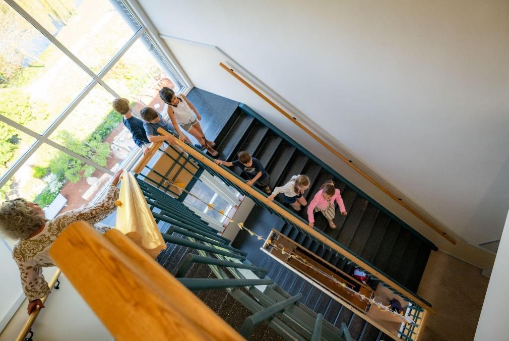 Kinderen van De Kralingsche School voor Basisonderwijs in Rotterdam lopen de trap af. Kinderen van De Kralingsche School voor Basisonderwijs in Rotterdam lopen de trap af.