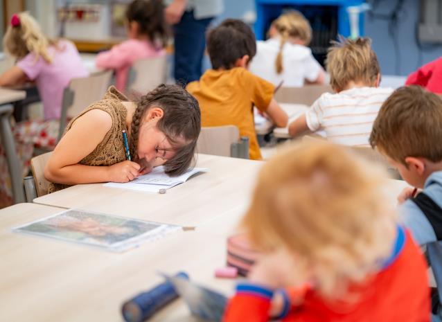 Kinderen van De Kralingsche School voor Basisonderwijs in Rotterdam zijn actief bezig met schrijven in de klas. Kinderen van De Kralingsche School voor Basisonderwijs in Rotterdam zijn actief bezig met schrijven in de klas.