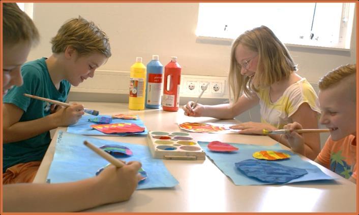 Kinderen van De Leeuwerik in Rutten zijn creatief bezig met schilderen.