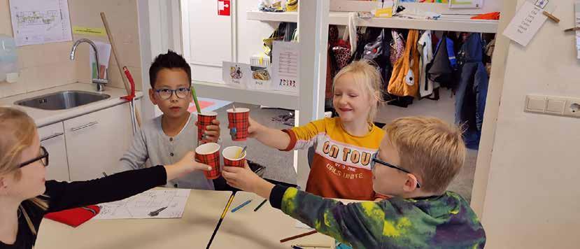 Kinderen van De Meander in Nieuwegein proostend met bekers tijdens een creatieve activiteit.