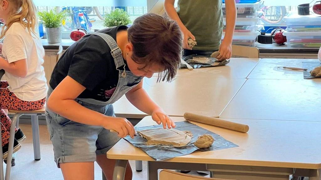 Kinderen van de Odaschool voor basisonderwijs Boshoven Weert zijn bezig met een creatieve klei-activiteit in de klas. Kinderen van de Odaschool voor basisonderwijs Boshoven Weert zijn bezig met een creatieve klei-activiteit in de klas.