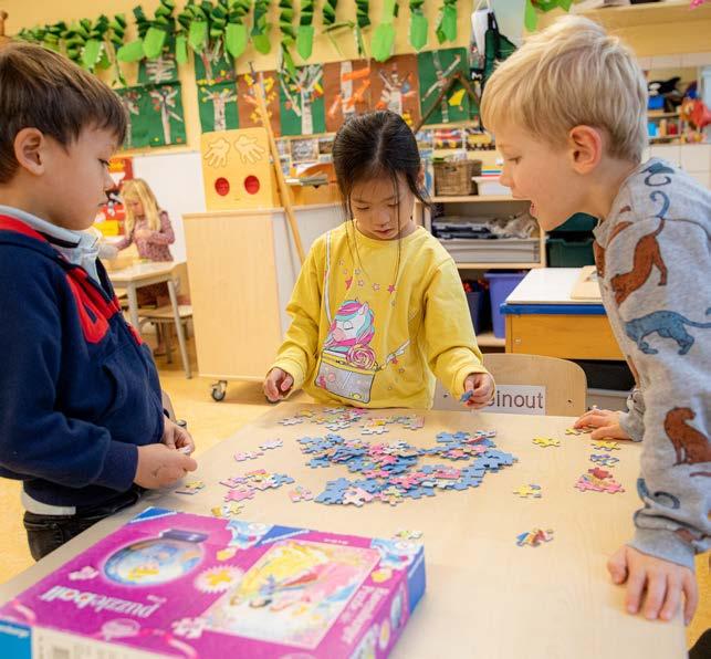 Kinderen van de P.C. basisschool De Bolster in Amersfoort spelen samen met puzzelstukjes in de klas. Kinderen van de P.C. basisschool De Bolster in Amersfoort spelen samen met puzzelstukjes in de klas.