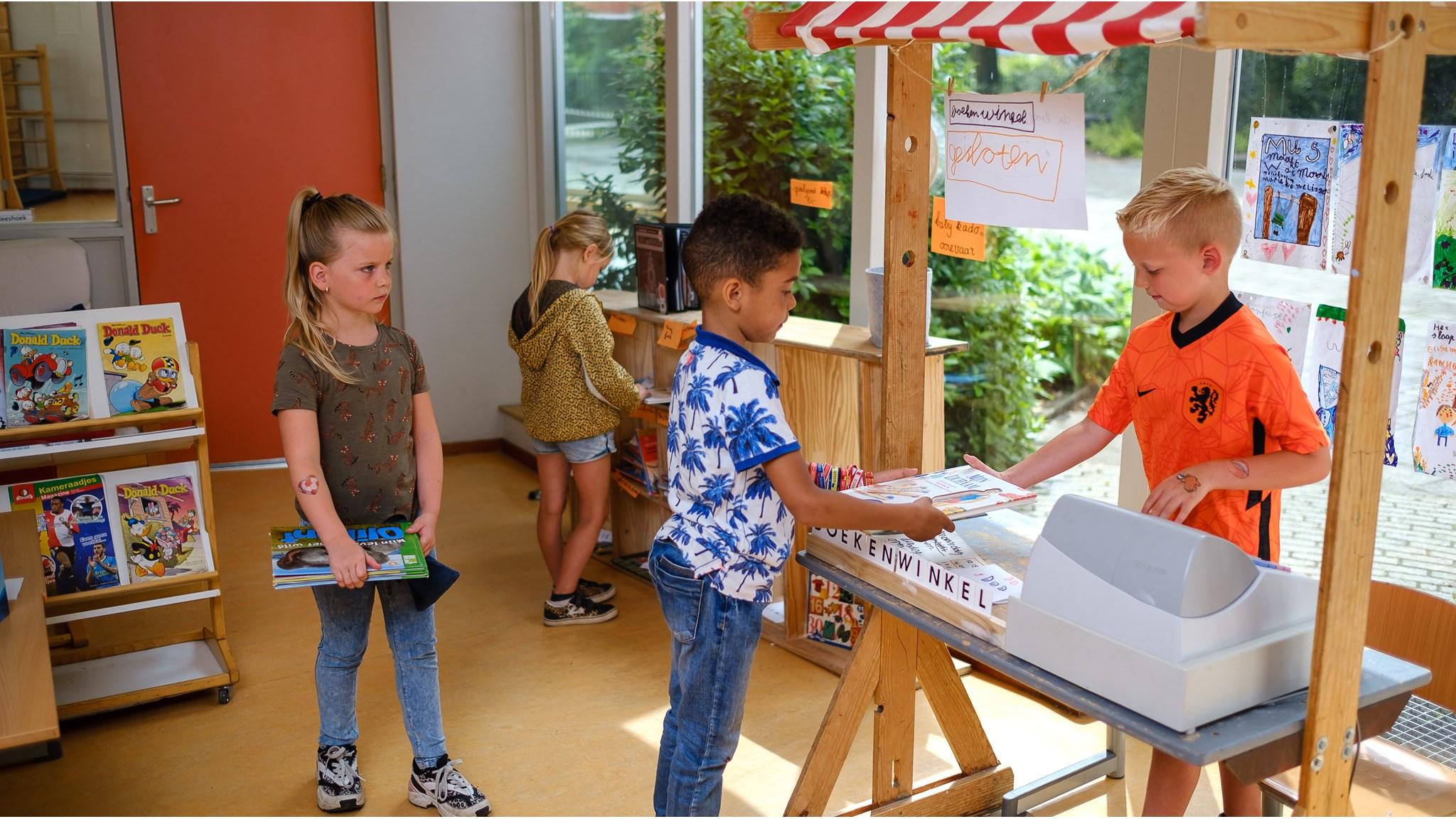 Kinderen van de PC Daltonschool Willem van Oranje in Apeldoorn zijn druk bezig in de klas met het spelen van winkeltje. Kinderen van de PC Daltonschool Willem van Oranje in Apeldoorn zijn druk bezig in de klas met het spelen van winkeltje.