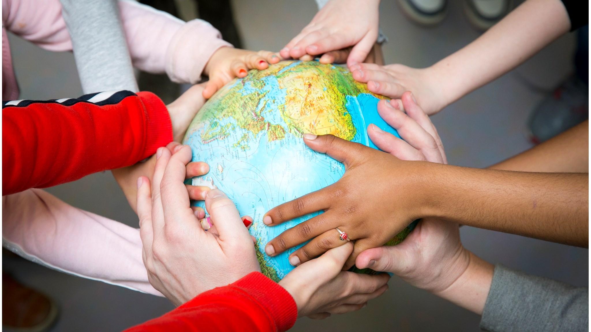Kinderen van de P.C. Jenaplanschool Zonnewereld in Vleuten houden samen de wereldbol vast. Kinderen van de P.C. Jenaplanschool Zonnewereld in Vleuten houden samen de wereldbol vast.