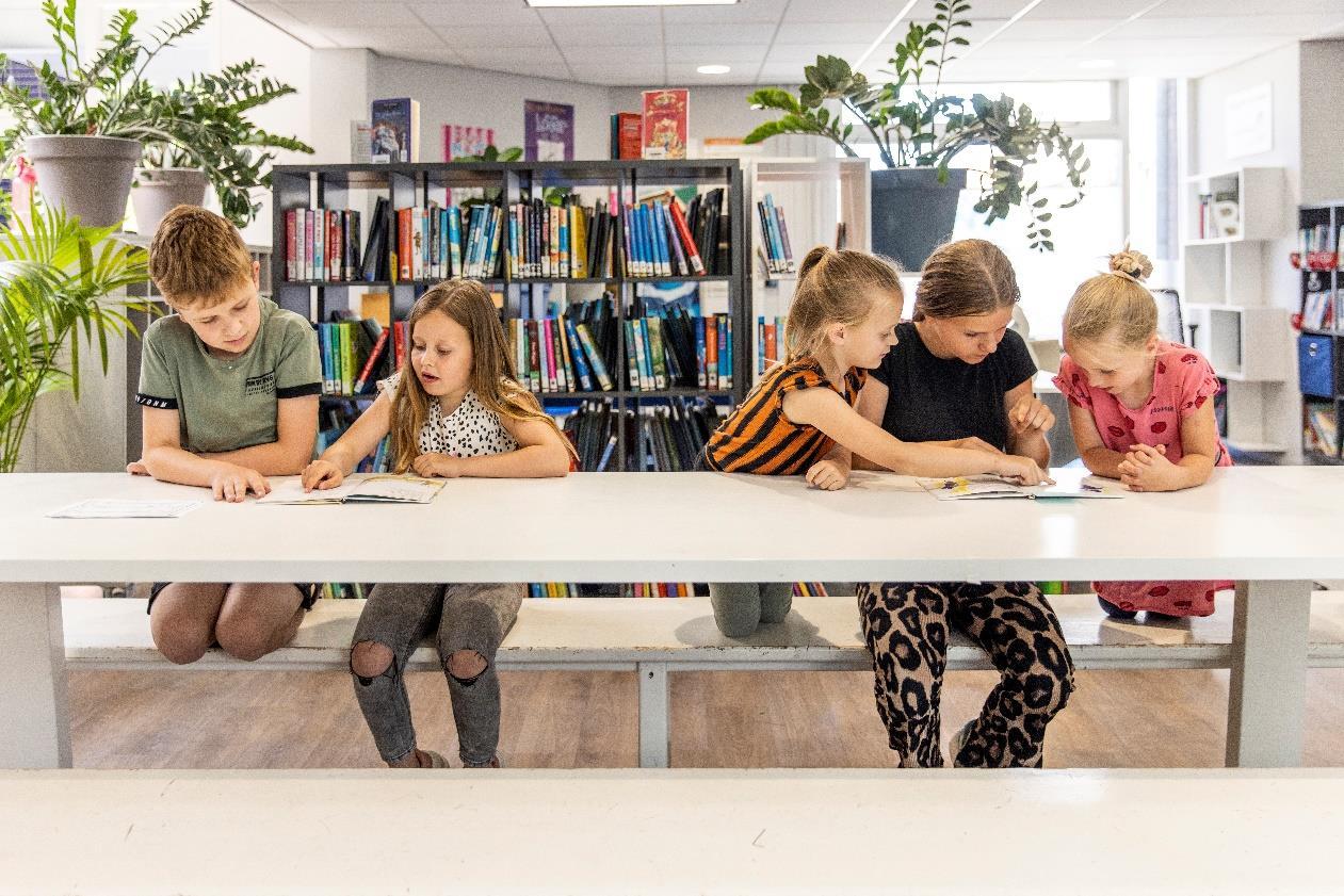 Kinderen van de Prins Mauritsschool in De Lier werken samen aan een project aan een lange tafel in de bibliotheek. Kinderen van de Prins Mauritsschool in De Lier werken samen aan een project aan een lange tafel in de bibliotheek.
