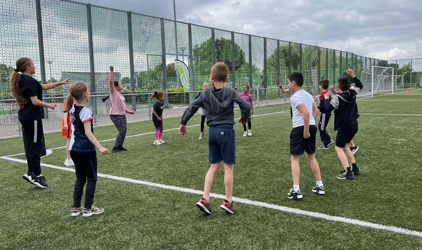 Kinderen van de Prins Mauritsschool in Delft spelen en bewegen enthousiast op het schoolplein. Kinderen van de Prins Mauritsschool in Delft spelen en bewegen enthousiast op het schoolplein.