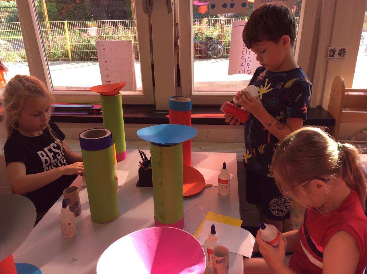 Kinderen van de Prins Willem Alexanderschool in Ophemert zijn bezig met knutselen op het schoolplein. Kinderen van de Prins Willem Alexanderschool in Ophemert zijn bezig met knutselen op het schoolplein.