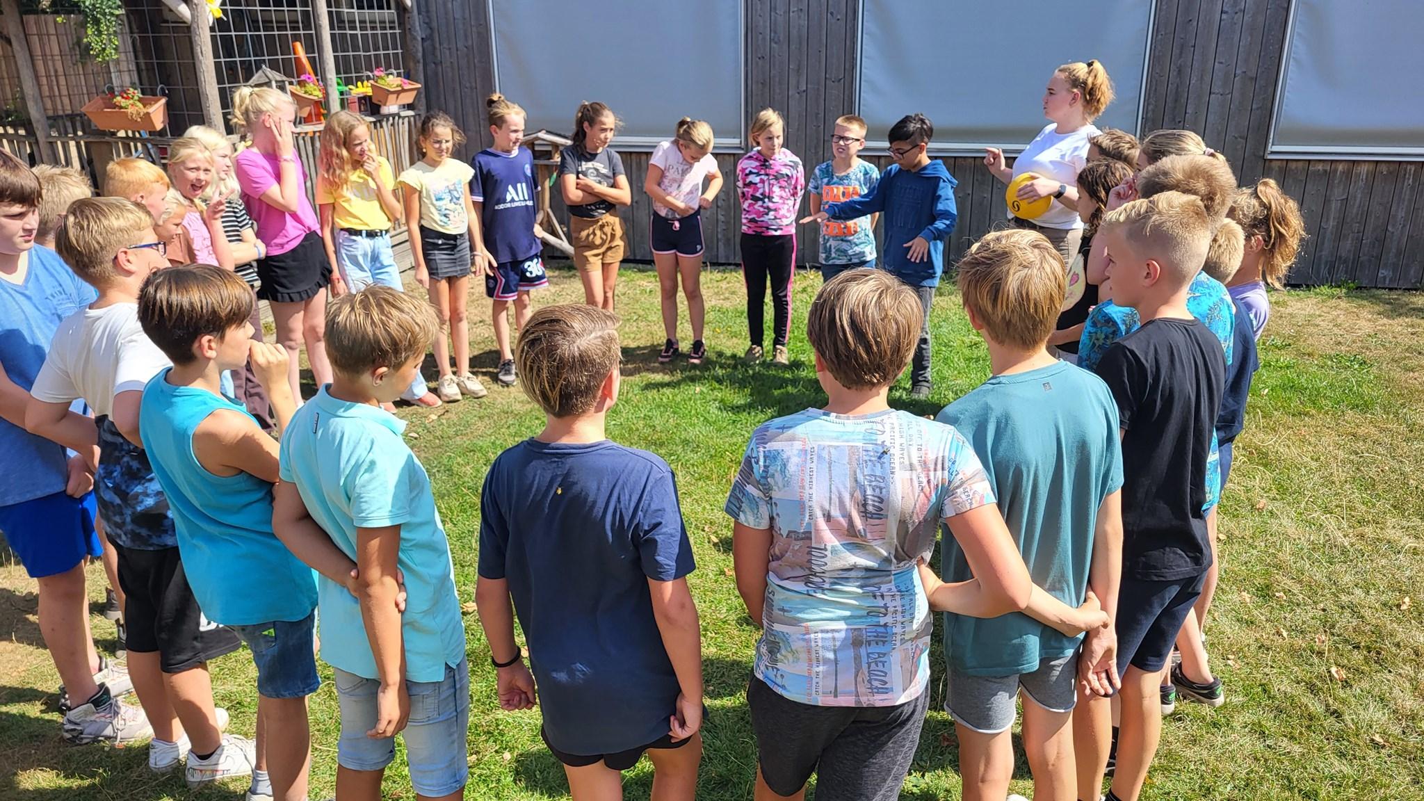 Kinderen van de Protestants Christelijke Basisschool De Rank in Toldijk spelen een spelletje op het schoolplein. Kinderen van de Protestants Christelijke Basisschool De Rank in Toldijk spelen een spelletje op het schoolplein.