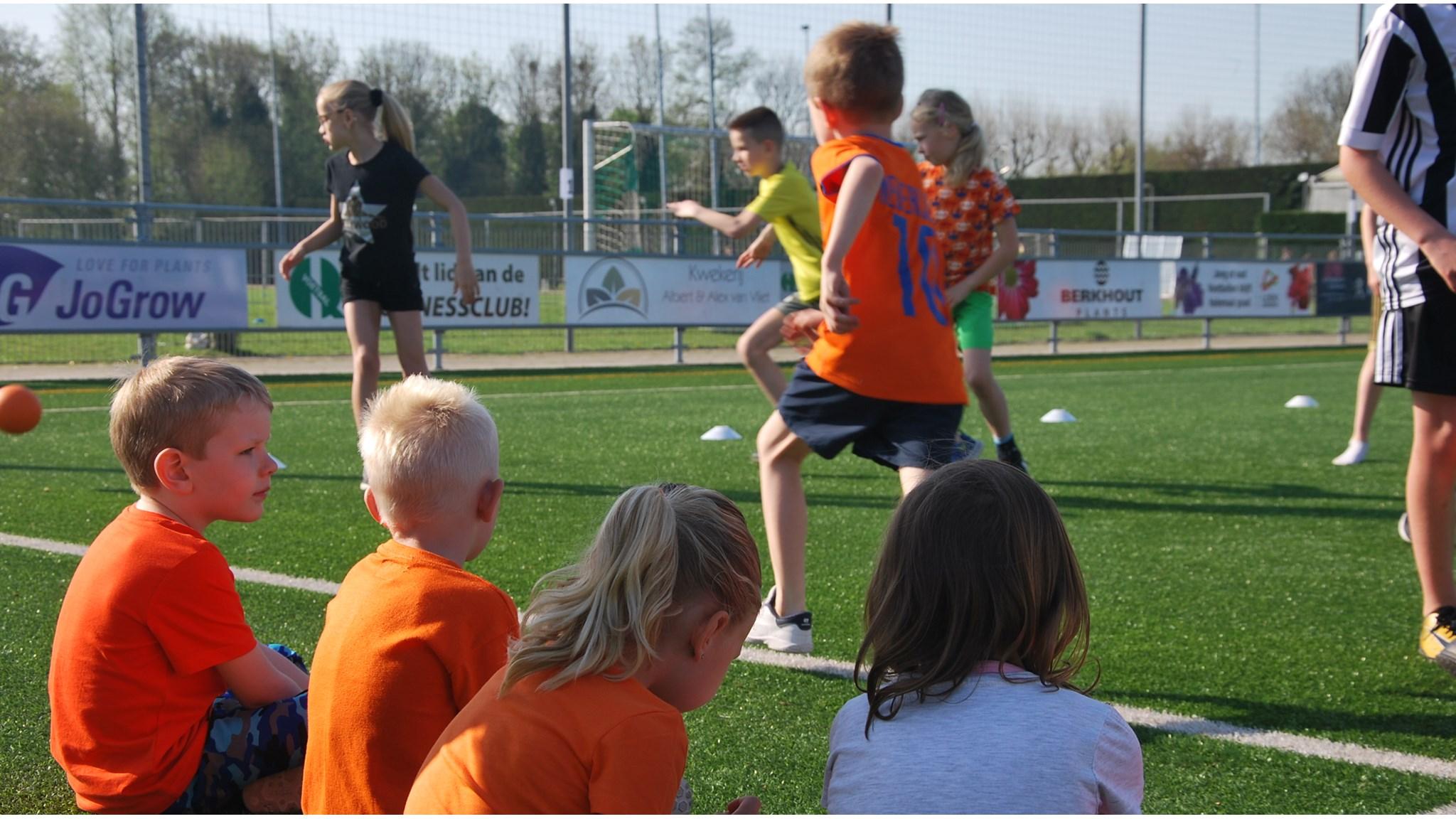Kinderen van de R.K. Basisschool WSKO Andreashof uit Kwintsheul spelen en sporten op het schoolplein. Kinderen van de R.K. Basisschool WSKO Andreashof uit Kwintsheul spelen en sporten op het schoolplein.