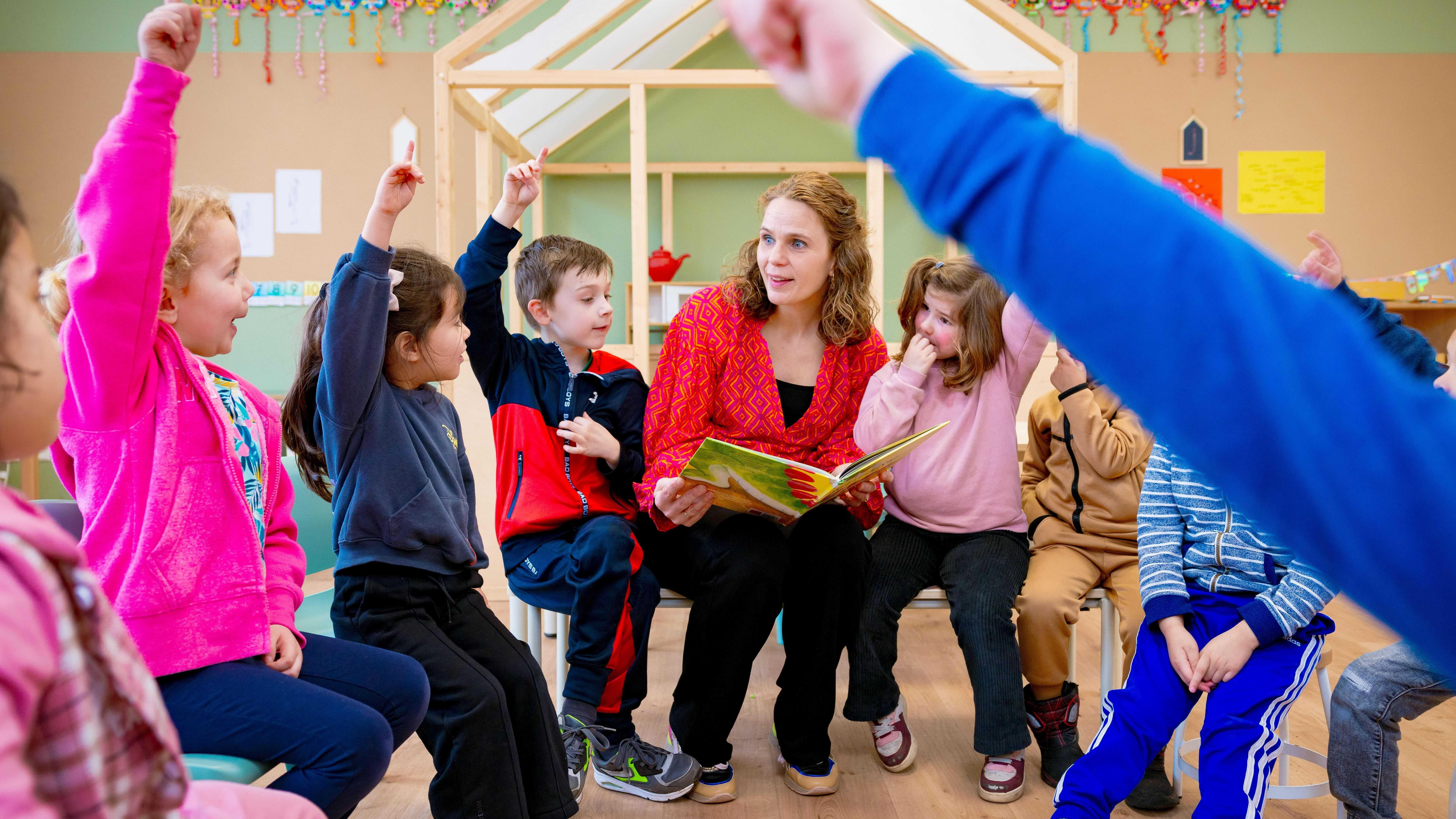Kinderen van de Rooms Katholieke Basisschool De Ommelander in Arnhem luisteren aandachtig naar een voorleesmoment. Kinderen van de Rooms Katholieke Basisschool De Ommelander in Arnhem luisteren aandachtig naar een voorleesmoment.