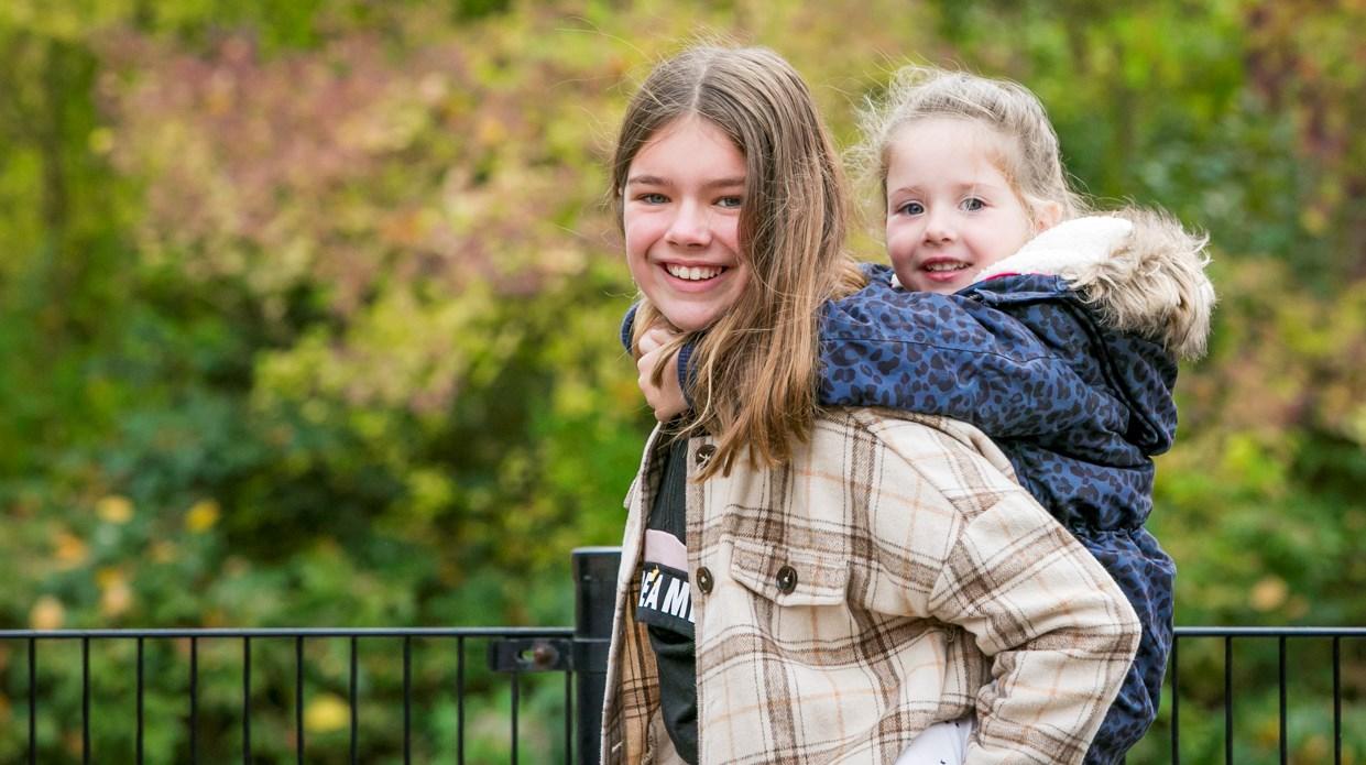 Kinderen van De Sprenge Vaassen lachen samen op het schoolplein. Kinderen van De Sprenge Vaassen lachen samen op het schoolplein.