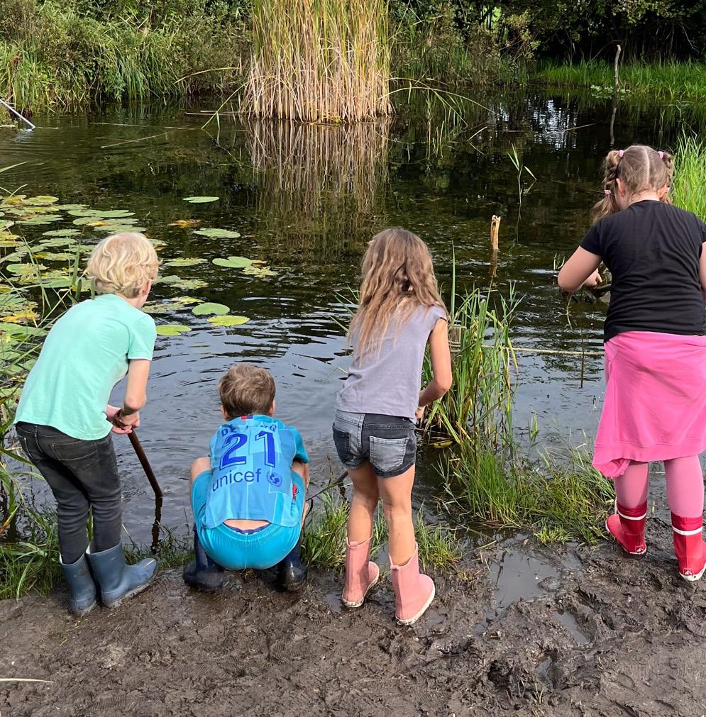 Kinderen van de St. Jozefschool in Achterveld (Utrecht) spelen bij het water en verkennen de natuur. Kinderen van de St. Jozefschool in Achterveld (Utrecht) spelen bij het water en verkennen de natuur.