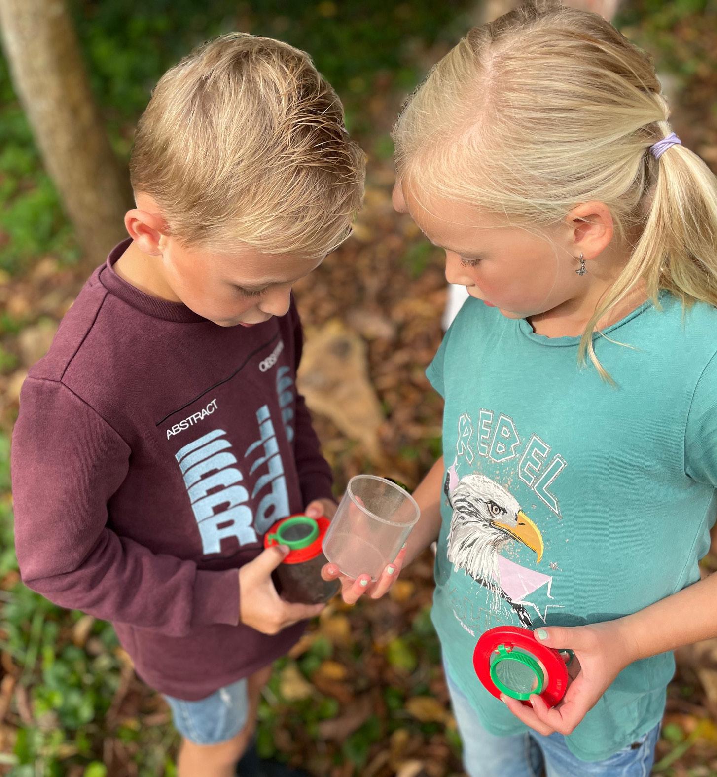 Kinderen van de St. Jozefschool in Achterveld zijn actief aan het ontdekken op het schoolplein. Kinderen van de St. Jozefschool in Achterveld zijn actief aan het ontdekken op het schoolplein.