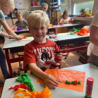 Kinderen van De Wegwijzer in Enter zijn creatief bezig met knutselen in de klas. Kinderen van De Wegwijzer in Enter zijn creatief bezig met knutselen in de klas.