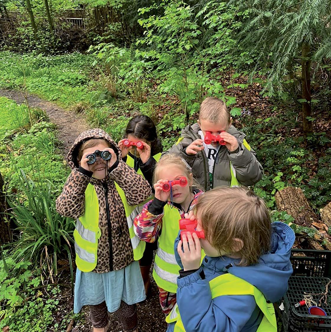 Kinderen van De Wegwijzer in Lomm ontdekken de natuur met verrekijkers tijdens een activiteit op het schoolplein. Kinderen van De Wegwijzer in Lomm ontdekken de natuur met verrekijkers tijdens een activiteit op het schoolplein.