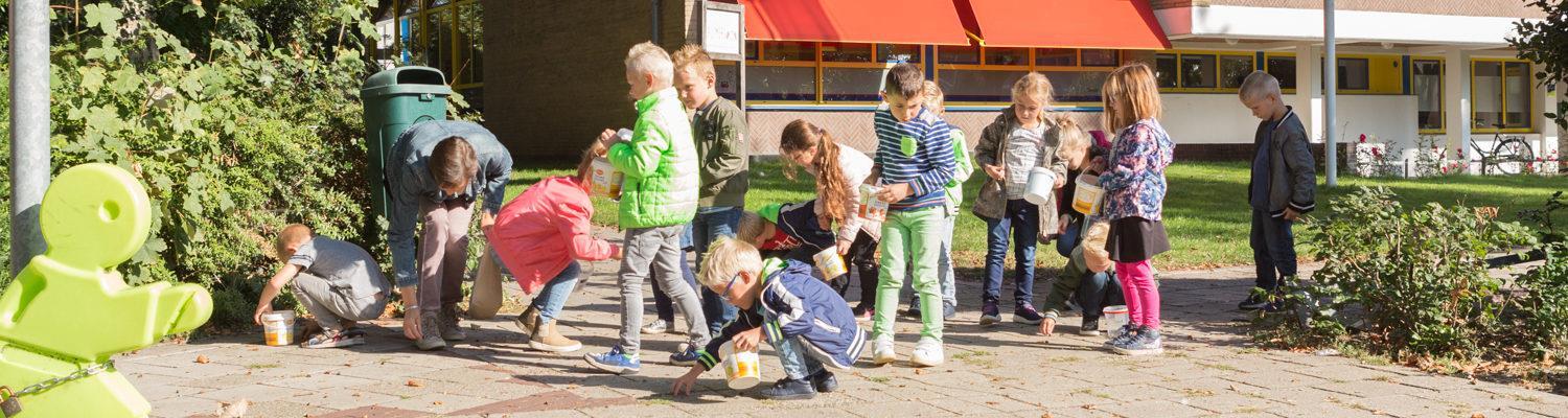 Kinderen van De Wegwijzer in Losser leren op het schoolplein door samen hun omgeving te verkennen en projecten uit te voeren. Kinderen van De Wegwijzer in Losser leren op het schoolplein door samen hun omgeving te verkennen en projecten uit te voeren.