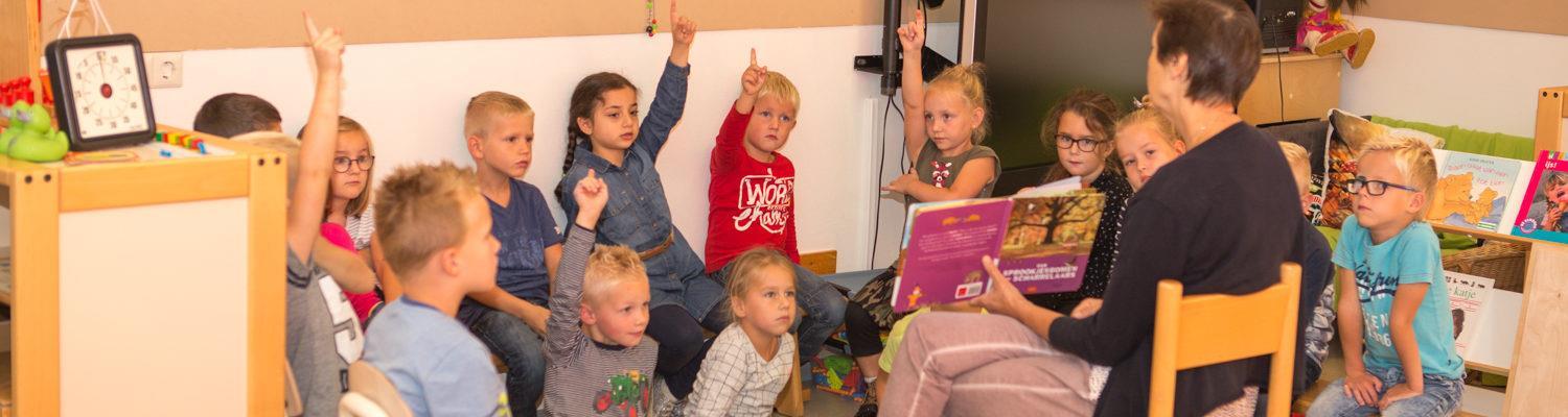 Kinderen van De Wegwijzer in Losser luisteren aandachtig naar een verhaal tijdens een les. Kinderen van De Wegwijzer in Losser luisteren aandachtig naar een verhaal tijdens een les.